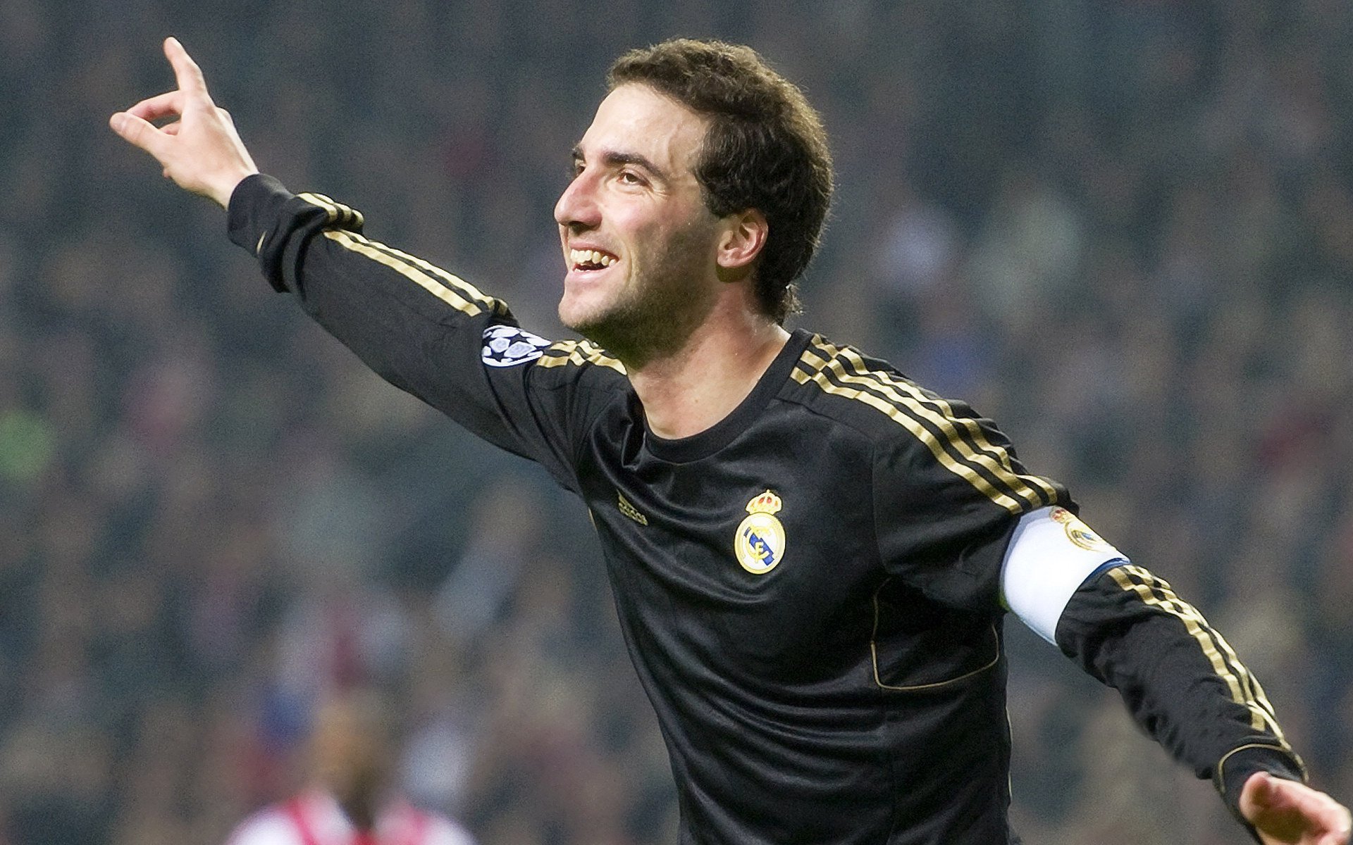 “德甲豪门密切追赶，冠军之战悬而未决”，德甲冠名